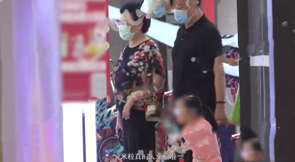 秦昊與爸媽帶米粒商場遊玩全程玩手機，4歲米粒正臉曝光變漂亮-圖5