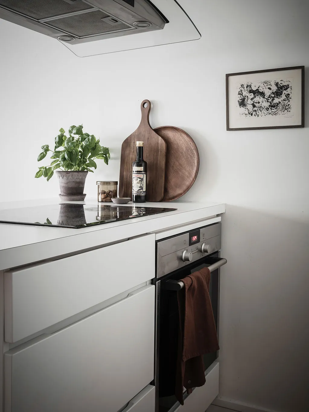 []公寓家具：49㎡小公寓卧室全刷黑，还有令人羡慕的阳台和衣帽间！