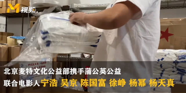 『杨幂』杨幂晒豪宅花园春意盎然，养猫做饭后再添新技能，网友评论扎心了