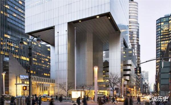 弋说历史|4根柱子支撑的59层大楼，耗资近58亿，没到一年差点遇灭顶之灾