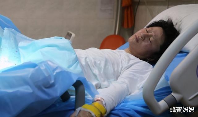 古巨基|古巨基大方晒全家福,52岁妻子产后似“奶奶”,网友:不敢生了