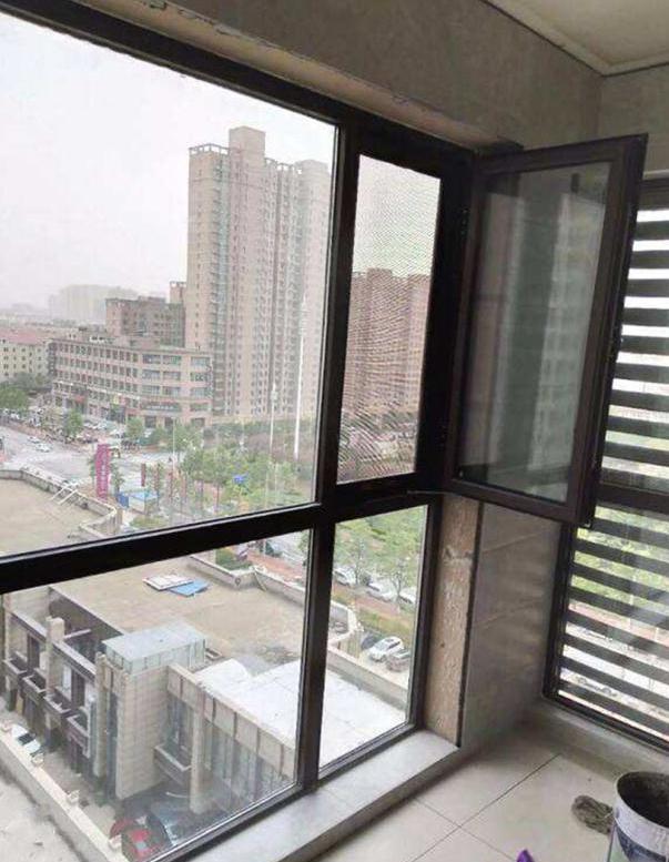 |阳台窗户想贴瓷砖，师傅说啥都不给弄，幸亏及时阻止我