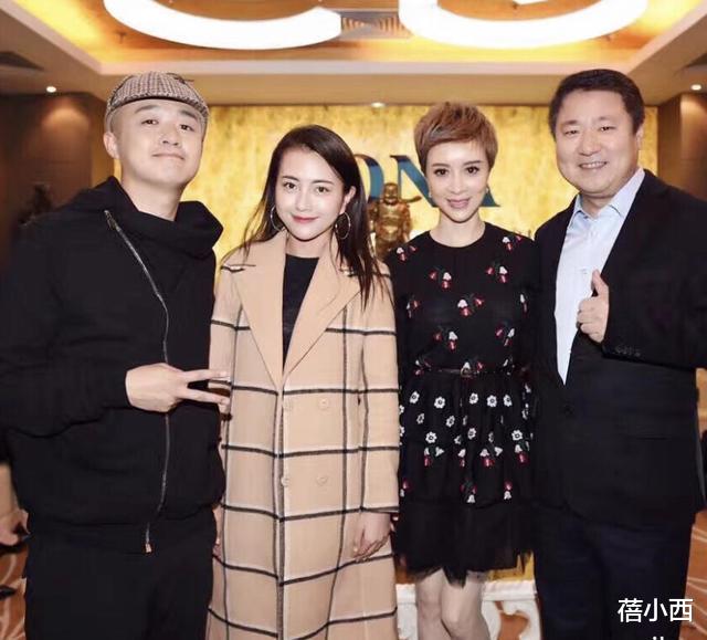 #连衣裙#金巧巧带女儿在国外走红毯，都穿拖地旗袍配短发，气场派头太强大