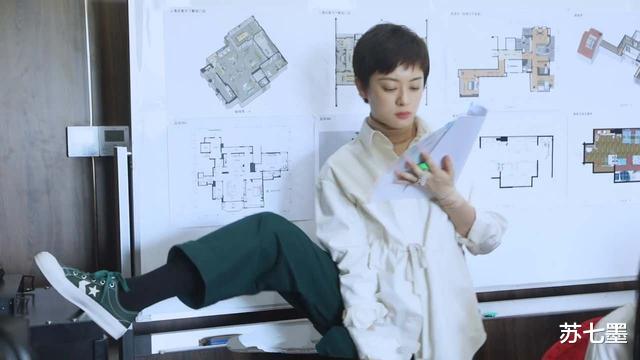 [孙俪]孙俪背台词不忘锻炼，穿搭时髦也敢直接压腿，背影纤细难怪演29岁
