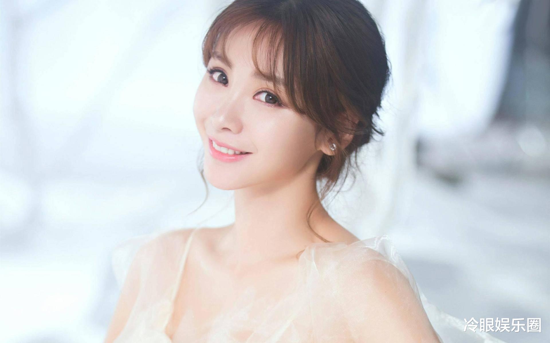 柳岩■柳岩晒童年回忆,爱记仇抄歌词买贴纸,网友赞其打小就有出息!