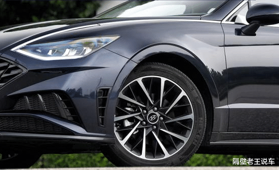 现代索纳塔|韩系唯一“救命稻草”!比奥迪漂亮,油耗5.6L,仅售16w,要啥雅阁?