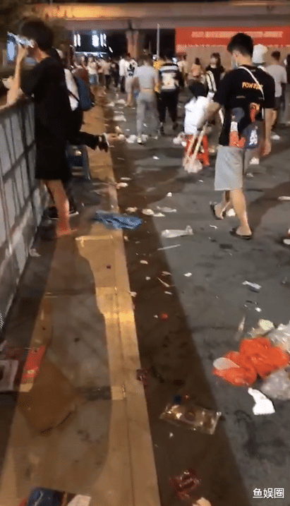 奔跑吧兄弟|《跑男》被怼!明星录节目有权封掉盲人道吗?政府开会都不封路了。