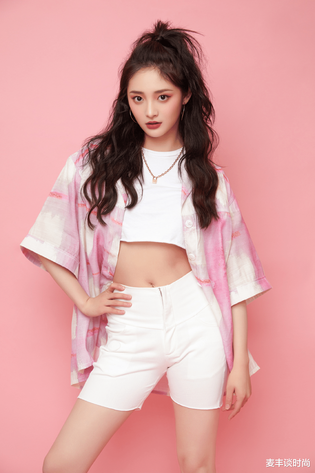 [周洁琼]周洁琼真是“元气少女”，穿粉色渐变衬衫扎高马尾，尽显青春活力