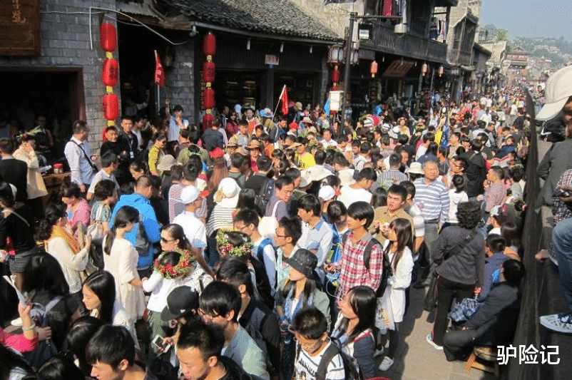 [凤凰古城]为何当初名噪一时的凤凰古城，如今却跌下神坛，被网友嫌弃？
