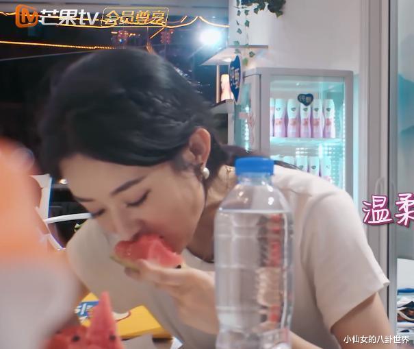赵丽颖|《中餐厅》船上就那么大，摄影都站哪拍？看清懵了：难怪赵丽颖心疼