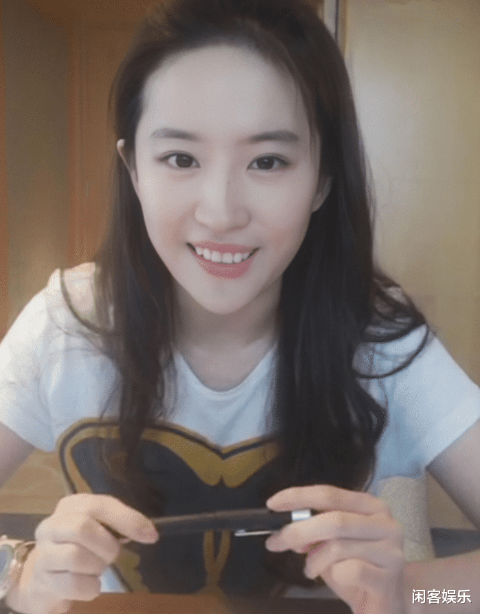 「刘亦菲」路人偶遇刘亦菲，蹲在超市货架前选东西，网友：这蹲姿我学不来