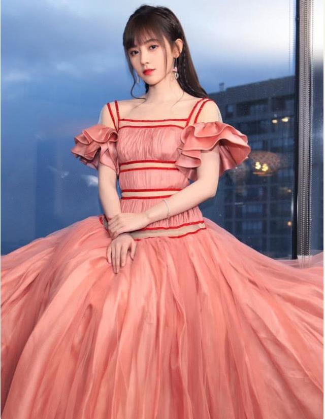 鞠婧祎■鞠婧祎的\三分衣\火了,粉嫩上衣配米色裤子,软萌少女真时尚
