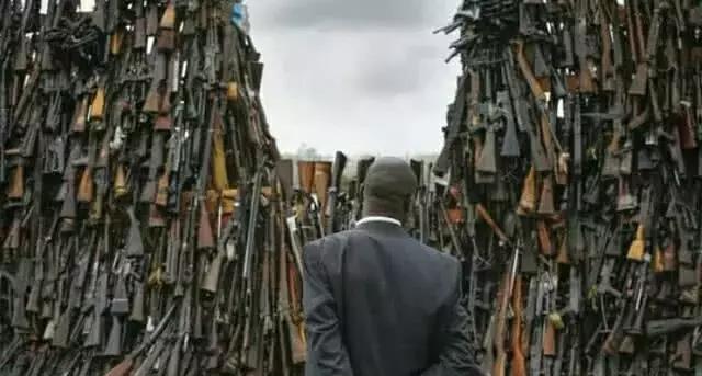 「」全世界“最大的枪支市场”, AK47几十块一把, 有人退货直接扔河里!