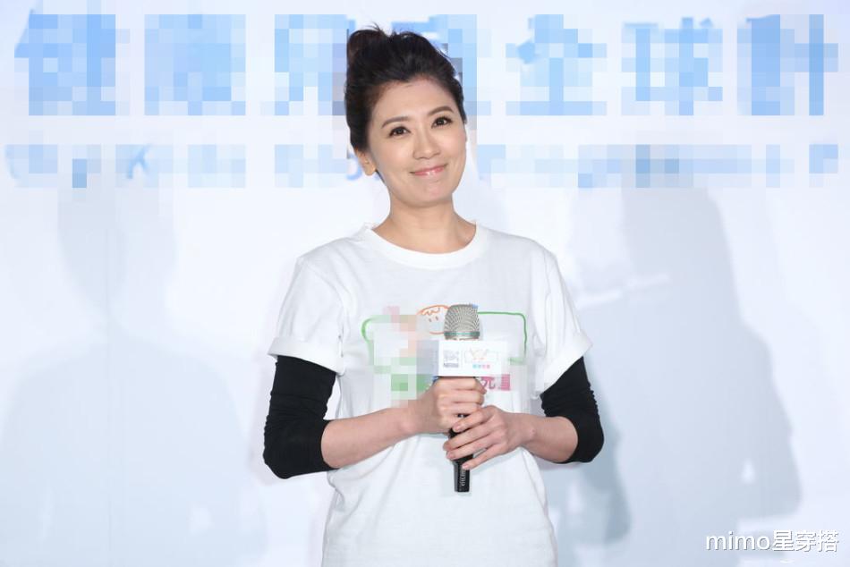 「短发」45岁贾静雯换新发型，锁骨短发变丸子头，搭清爽白T恤减龄又甜美