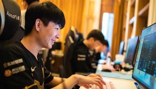 「RNG」RNG不敌EDG季后赛一轮游,LPL解说一致认定:uzi就是第一AD