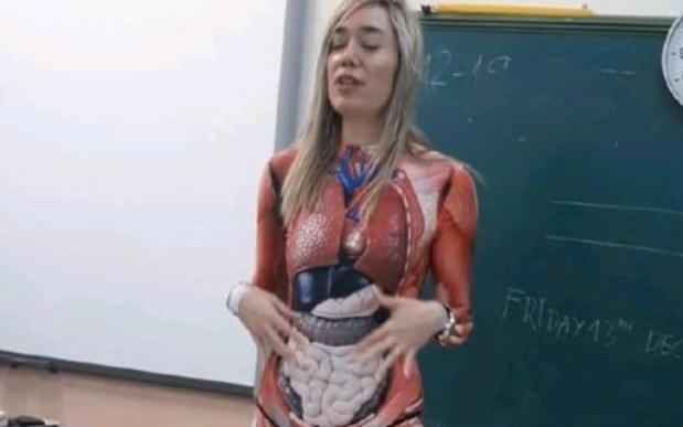 「」初中女老师身穿“人体器官服”上课，声称：一切为了孩子们
