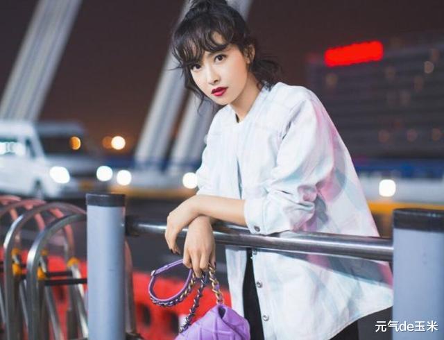 发型|女人别再披头散发了，很显老！学学这5款巨火的扎发，减龄又时髦