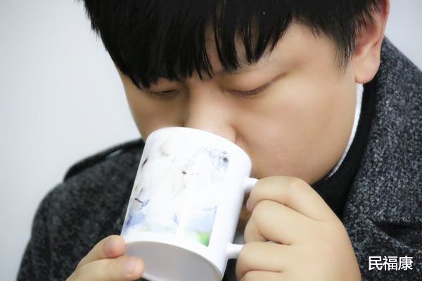 肝脏|肝功能异常的人，或是晨起3件事做多了，医生：趁早远离或会好转