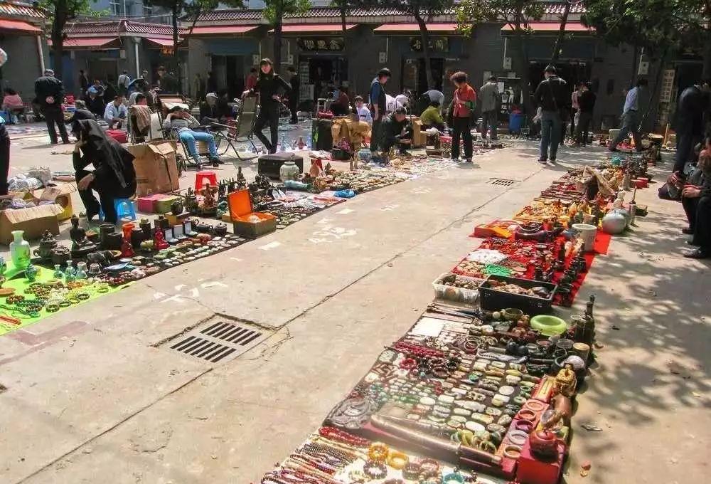 []老师们，摆地摊比补课收入高多了，趁着还允许赶快开始干吧！