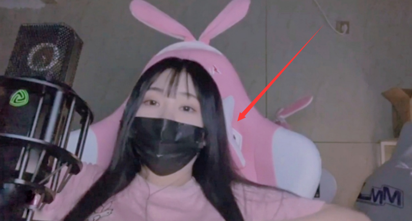 【小团团】难怪小团团一直不敢露脸，直播十级美颜特效掉了，看清颜值：打扰了