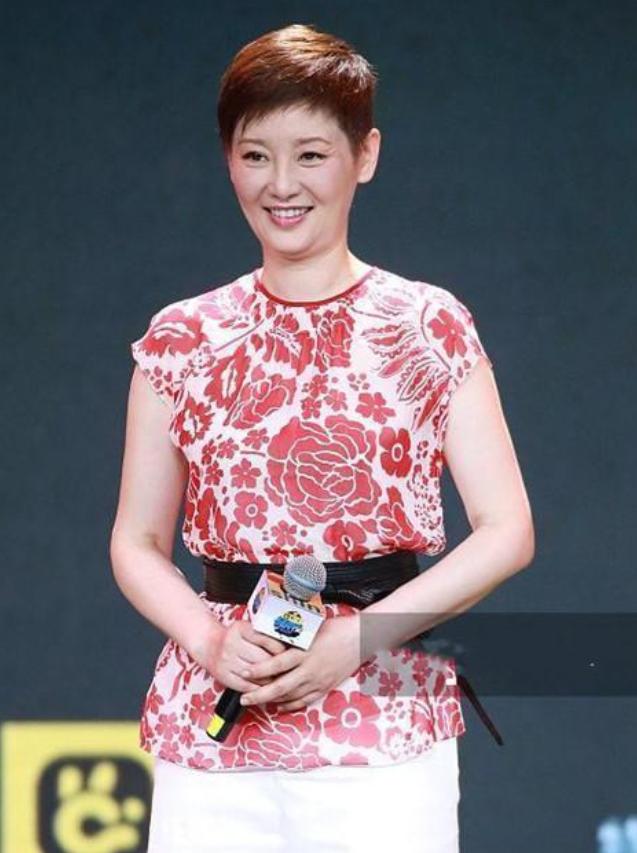 长裙|52岁陈小艺真老了,穿黑色长裙配短发像大妈,同框徐帆气质差太多