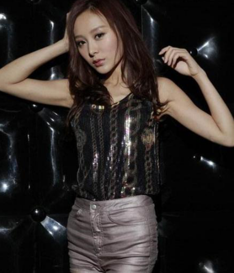 何佩瑜@她是香港新任“3级女皇”，凭借《一路向西》爆红，今31岁整得认不出