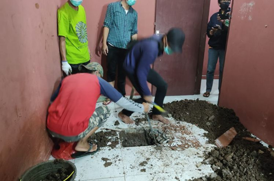 |男子装修卫生间时发现几块地砖异常，挖开后里面竟有一具尸体