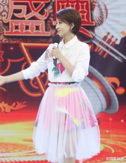 「穿衣搭配」张蕾剪了短发气质更惊艳，穿白衬衫配半身裙录节目，甜美又减龄