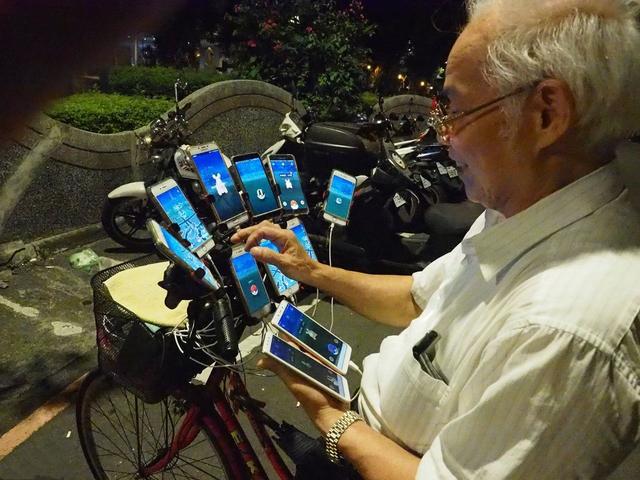 iphone12|中国2.5亿老人，正被互联网遗弃，流量时代他们该怎么办？