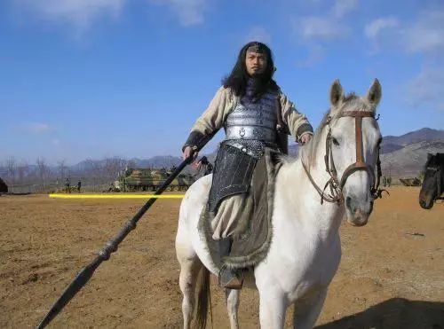 张飞|张飞和赵云谁更厉害？从这个人转身的时候，就已经有了答案