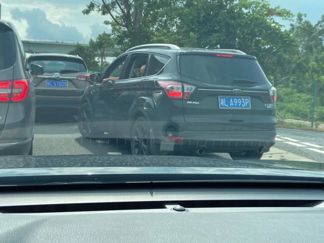 珠海交警|破纪录！两天已有110万辆车进出珠海！昨上百司机走错道被扣6分！