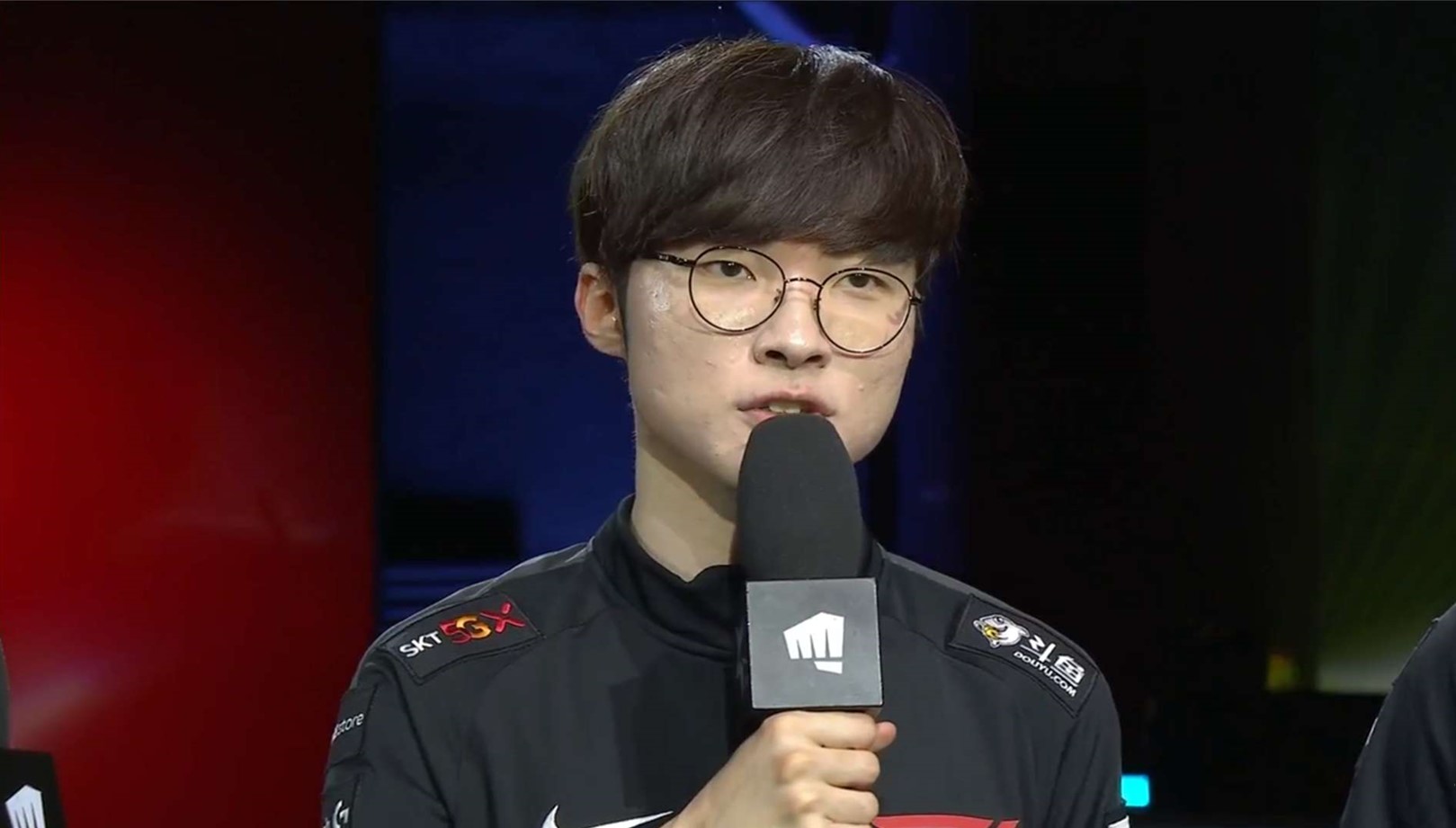 『faker』Faker用小龙庆祝生日，RNG发推为李总庆生，粉丝扒出李哥童年剪刀手