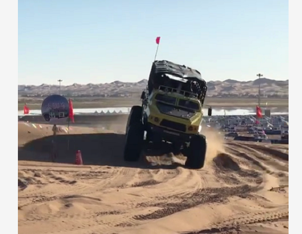 动力|阿拉善沙漠出现“四轮巨兽”，车价500万，普拉多被踩在脚下