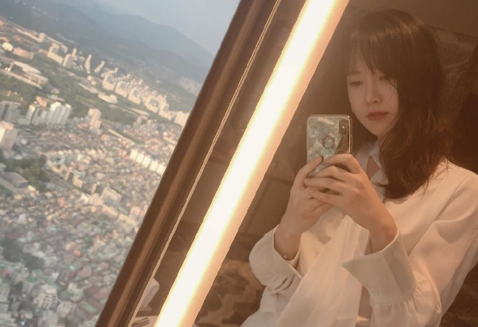 具惠善▲具惠善复出亮相电影节红毯，一袭白衣宛如天使，走出阴霾状态回归