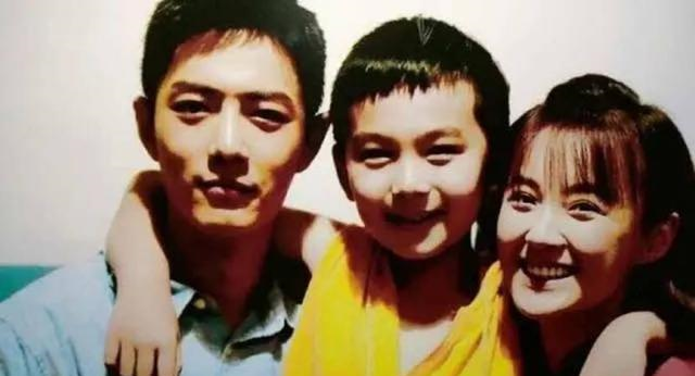 肖战|女友粉坐不住了？肖战新剧一家三口造型曝光，年代感十足