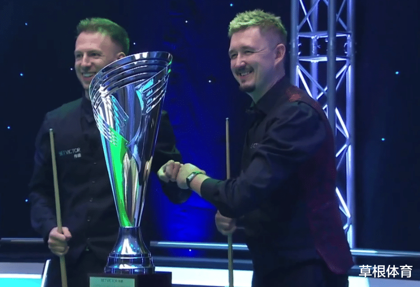 |斯诺克最新战报！最强90后夺冠创造历史，与奖杯合影乐开了花
