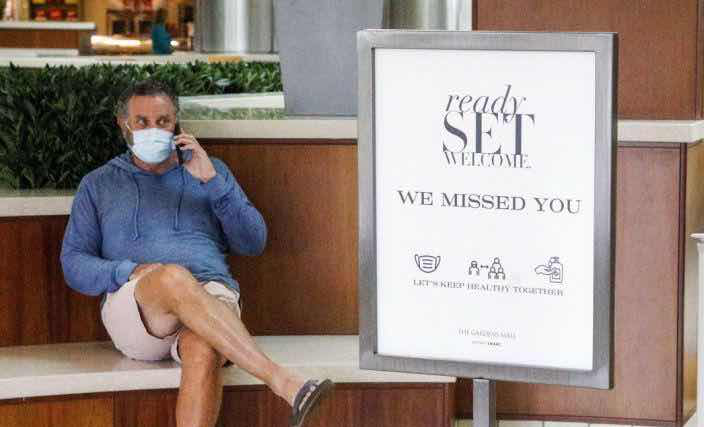 「美国」北京时间5月17日12时，美国疫情疯狂暴发，美媒哀叹：有疫苗也救不了美国！