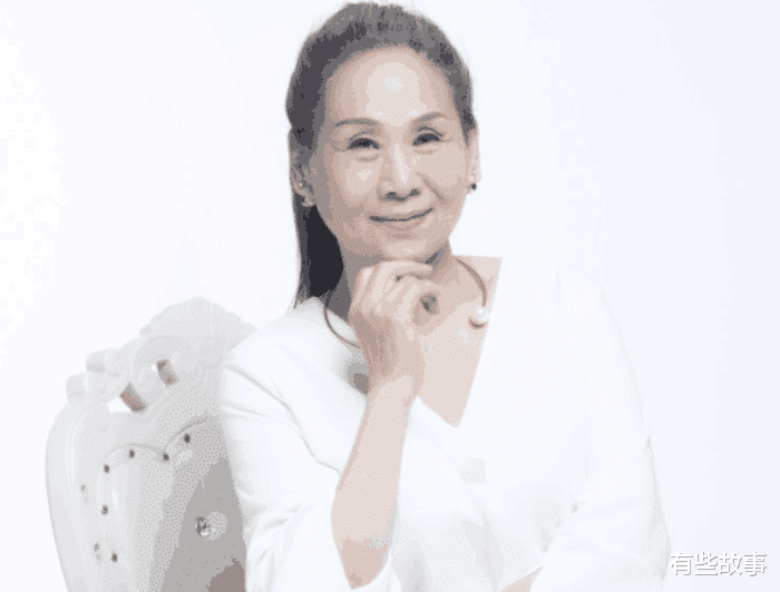 演艺圈|62岁被儿子带进演艺圈, 两部电影票房超85亿, 如今比儿子还红