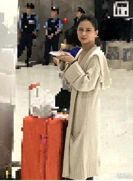 [何超莲]窦骁深夜连发17张恩爱照，画“野生马赛克”为女友何超莲遮身抢镜