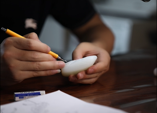 玉雕▲海派玉雕大师王金忠：似鸟在野 . 不负花期