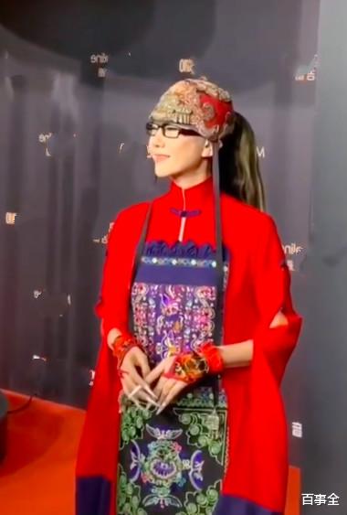 杨丽萍|62岁杨丽萍再次翻车！饭局上与徒弟跳舞被批，网友：真是个奇葩