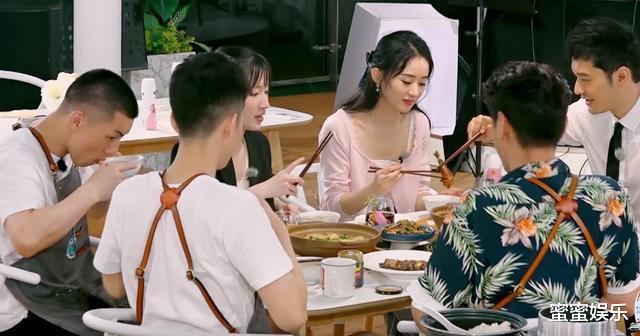 赵丽颖|赵丽颖大夏天穿秋裤，吃了一口刨冰又吐出来，催黄晓明：再生一个