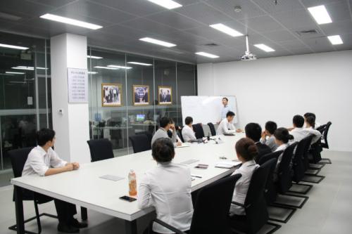 「」领导，全公司周末都加班，就你睡了一天，实习生神回复领导愣了