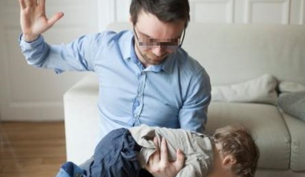 「」因为吃饭慢，6岁女孩被亲妈殴打致死，亲爸也没拦，默默走出房间