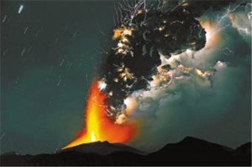 史上最大火山爆发,3万人瞬间化为尘埃,仅3人阴差阳错地幸存下来