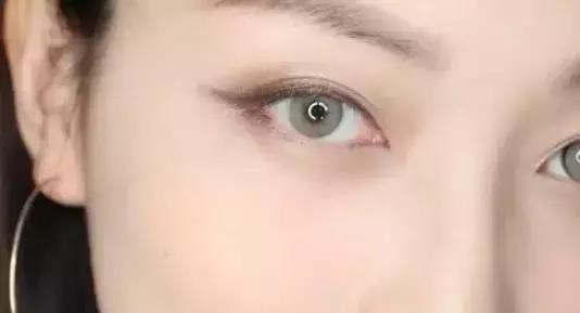 「浓妆」天生带浓妆的女孩，有这4个特征！占1个就很美，第4个可遇不可求～