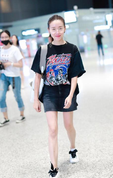 发型|董洁还用装嫩?黑色T恤搭配一条牛仔裙,看起来就跟二十几岁一样