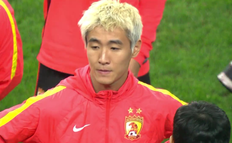 广州恒大|感动！恒大韩国外援独自谢场，向球迷敬军礼长达10秒，掌声不息