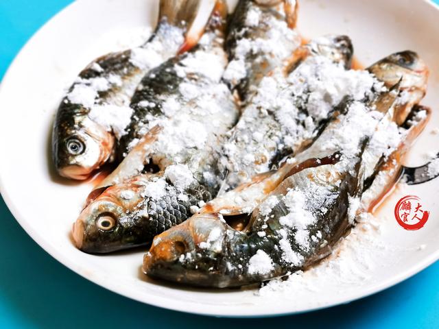 炸鱼▲夏天炸鱼煮鱼都吃腻了咋办?教你新做法,鱼肉软嫩多汁、香浓下饭