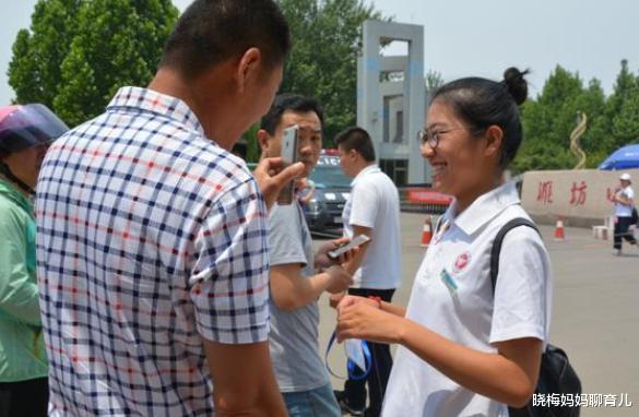 考试|高考最后一科结束铃响起，陪考母亲坐地而哭，背后问题值得深思